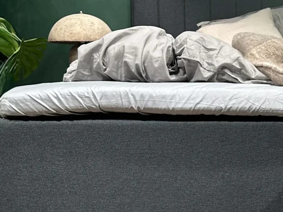 Iš arti matoma FamBed paklodė, ištempta ant šeimos lovos antčiužinio